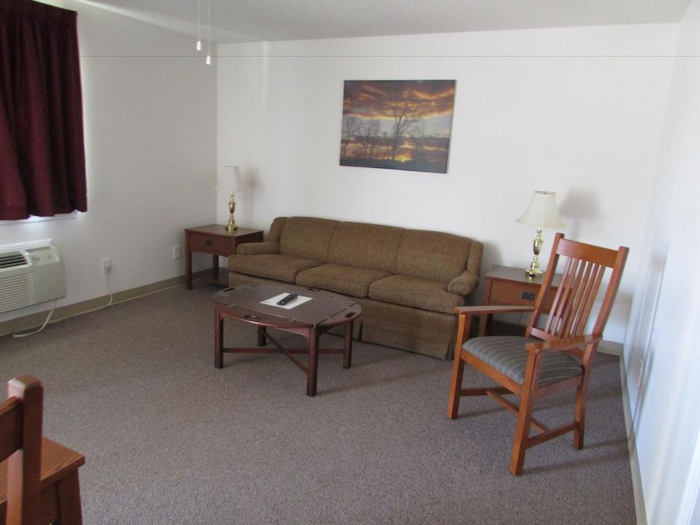 Douglas Inn & Suites photo 32