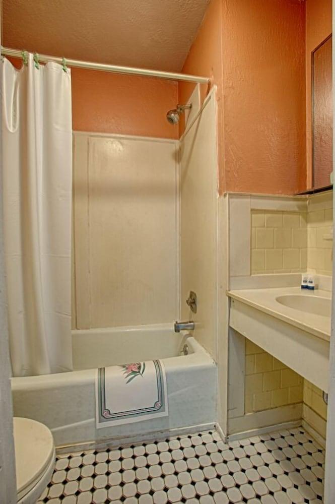 Economy Motel Inn & Suites photo 15