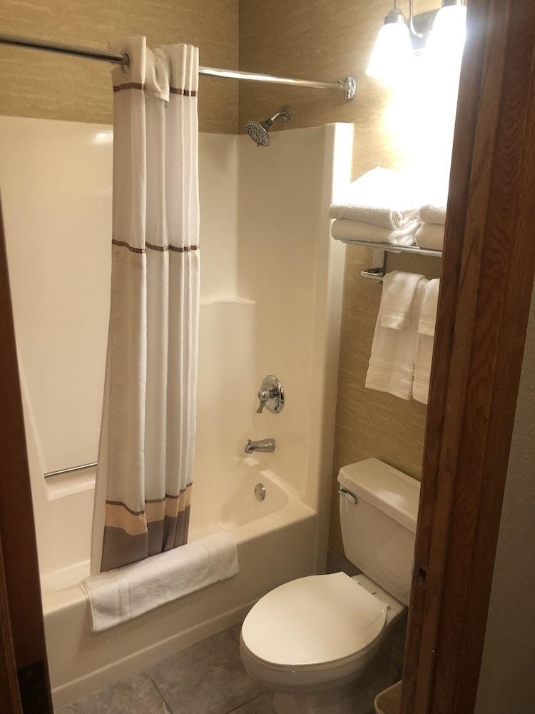 Express Suites Riverport Inn & Suites photo 25