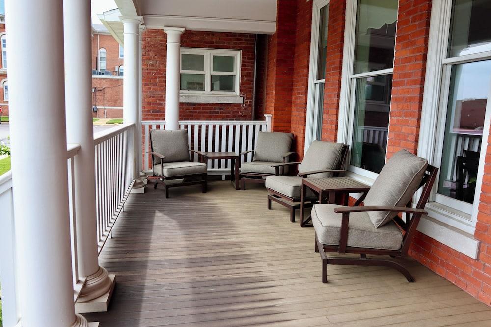 Historic Red Rooster Inn photo 3