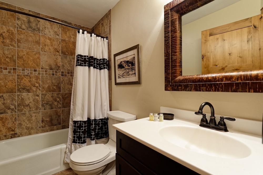 The Crestwood Condominiums photo 68