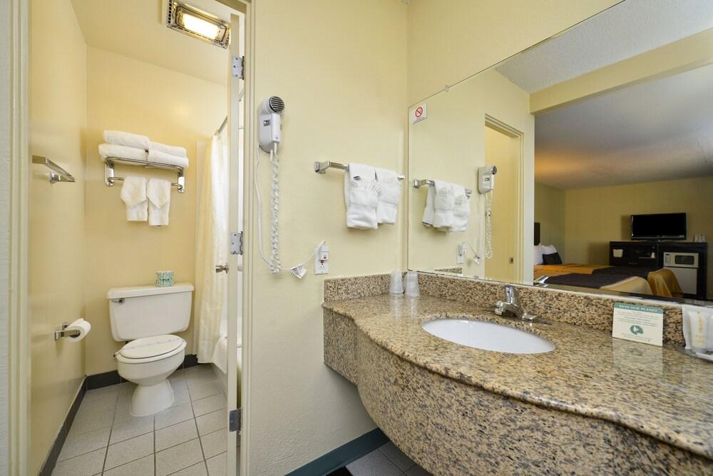 University Inn & Suites photo 18