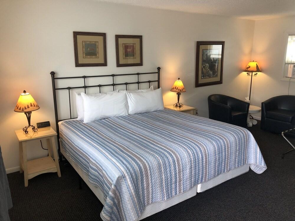 Harbor's Edge Motel photo 13