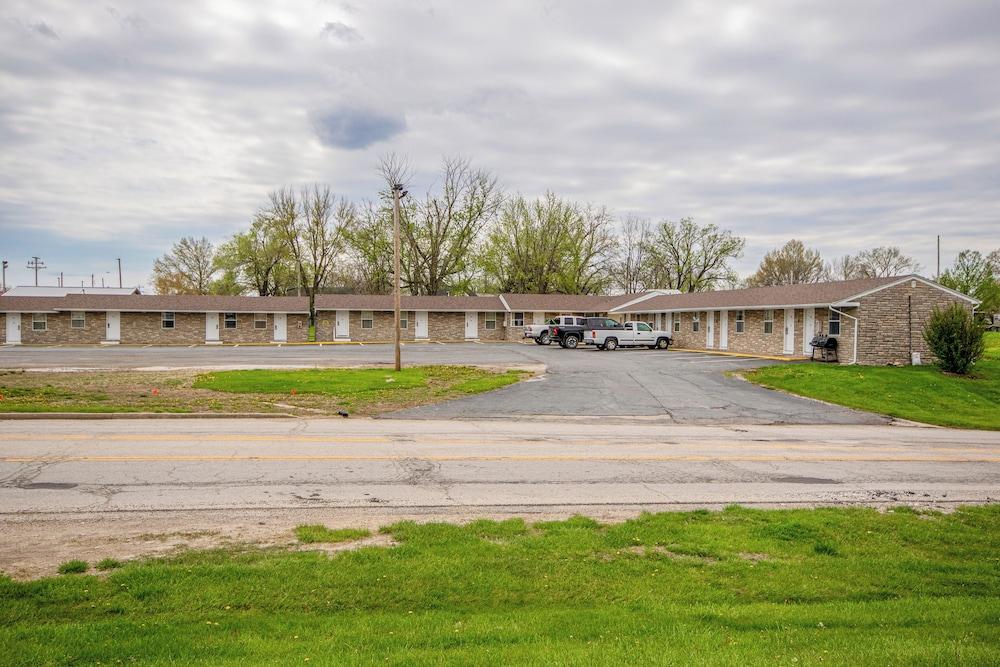 OYO Travelier Motel photo 85