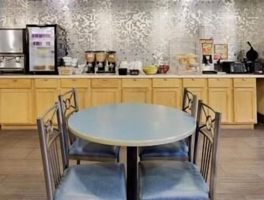 Microtel Inn & Suites by Wyndham Madison East photo 6