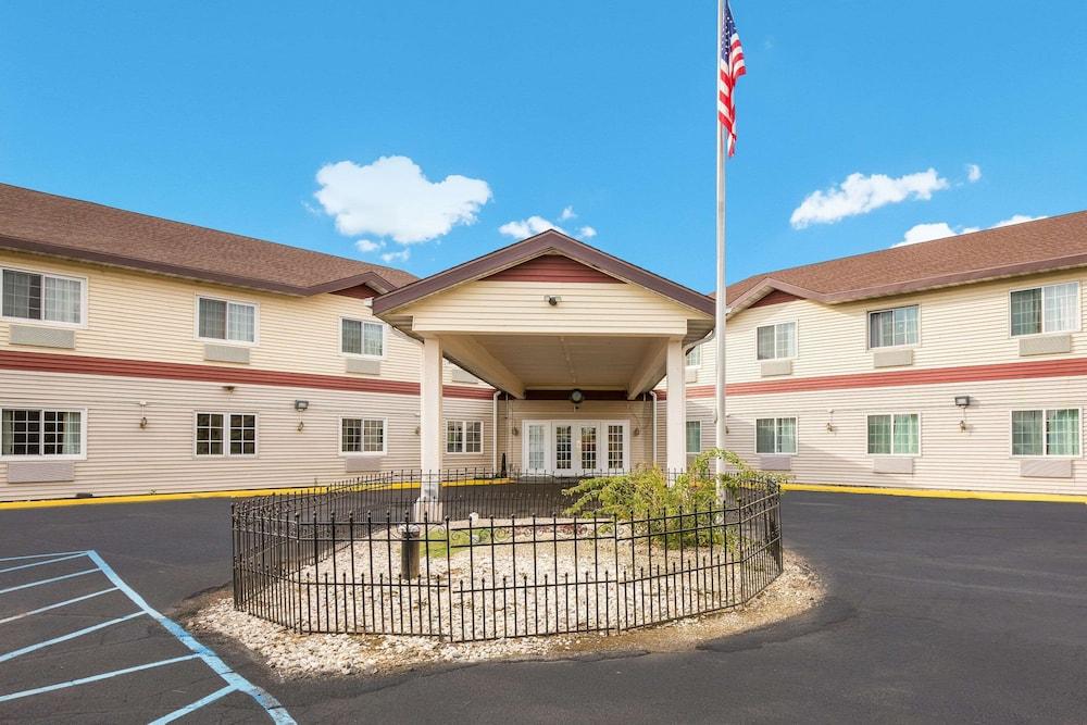 AmericInn by Wyndham Lake Mills photo 1