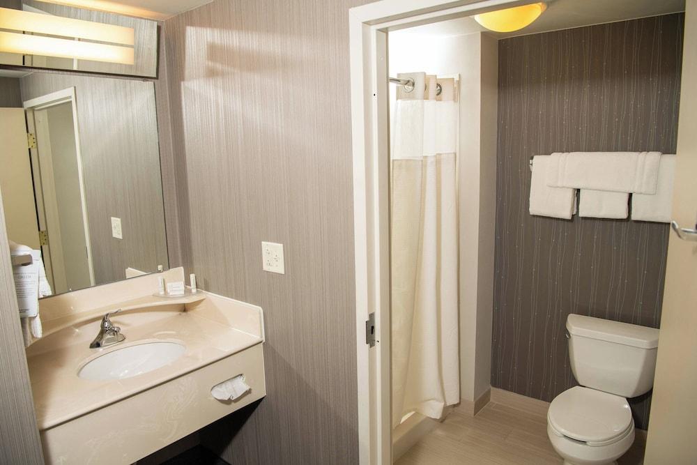 Courtyard by Marriott Erie photo 19