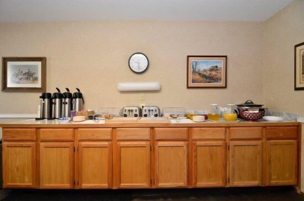 UBar Inn & Suites photo 8