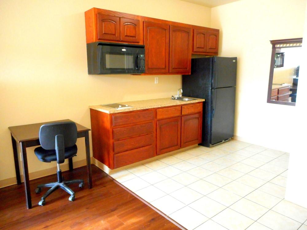 Crossroads Inn & Suites photo 33