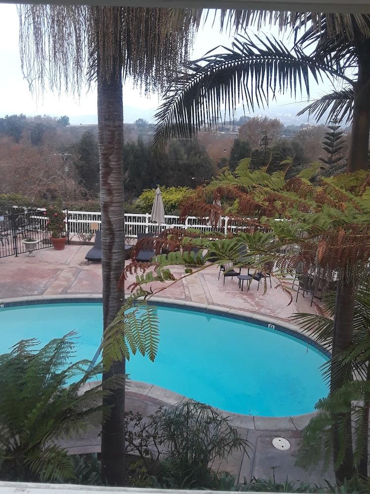 Malibu Country Inn photo 59