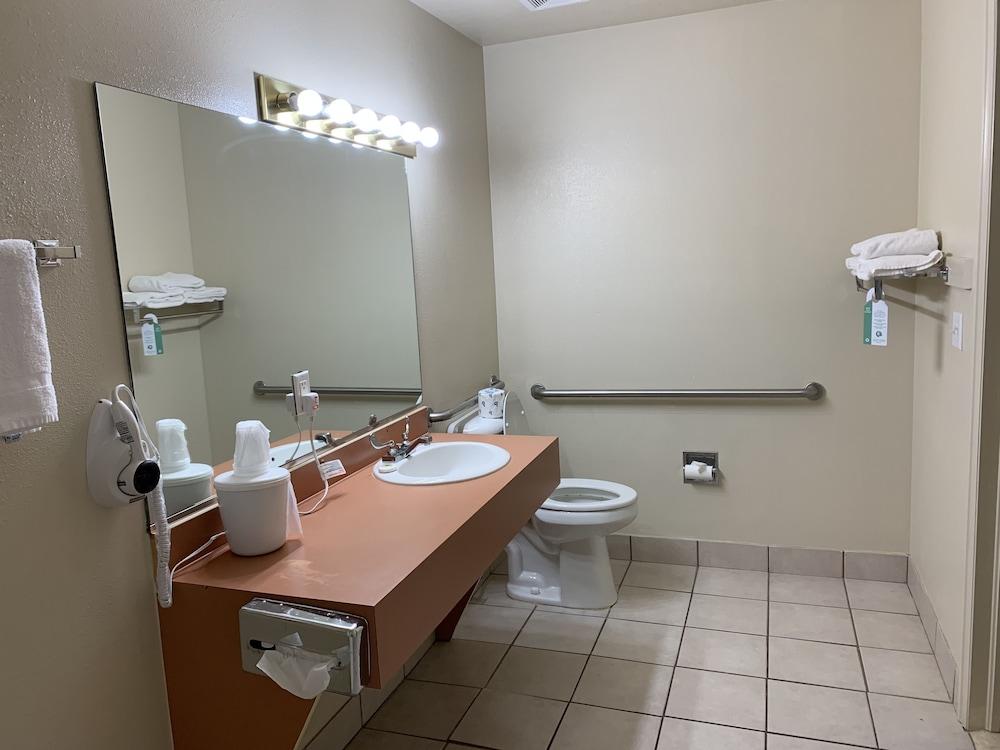 Rodeway Inn photo 17
