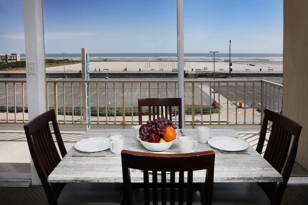 Aquarius Oceanfront Inn photo 10