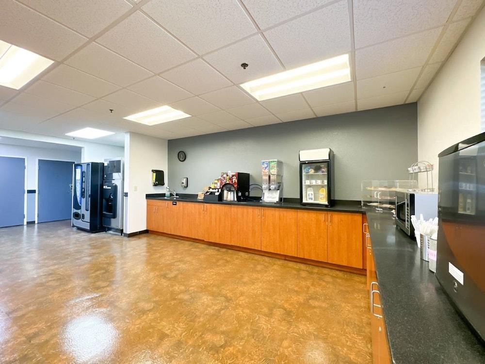 Blaine Town Inn & Suites photo 26