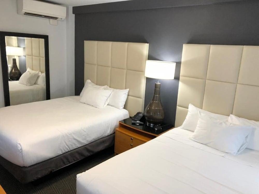 Streamline Hotel photo 55
