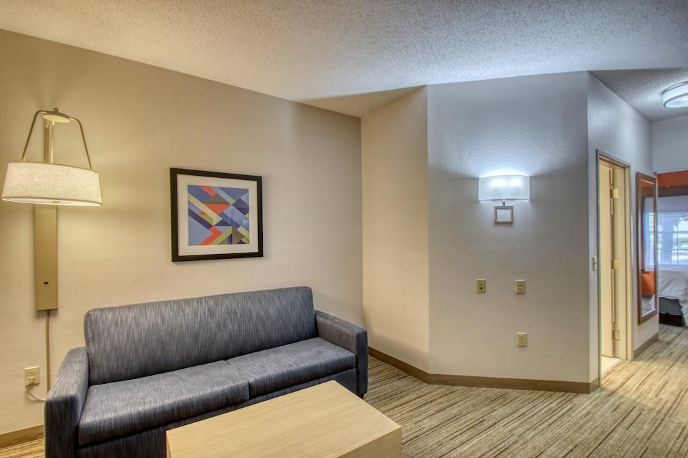 Holiday Inn Express Hotel & Suites Oshkosh by IHG photo 29