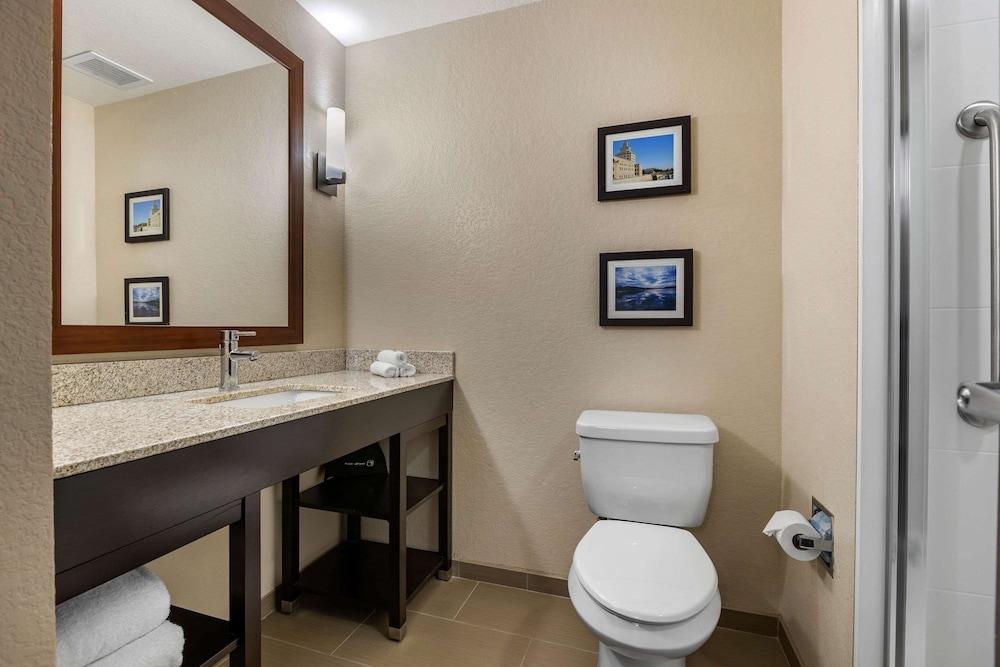 Comfort Inn & Suites Cedar Rapids CID Eastern Iowa Airport photo 36