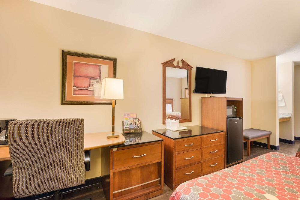 AmericInn by Wyndham Lake Mills photo 17