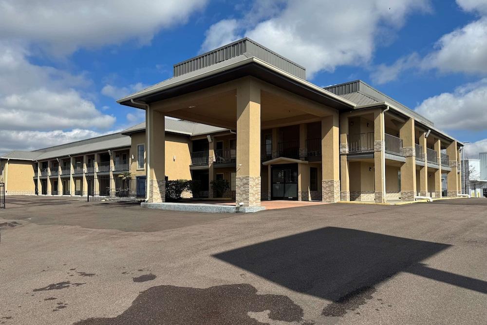 Super 8 by Wyndham Jackson MS Near the Fairgrounds photo 6