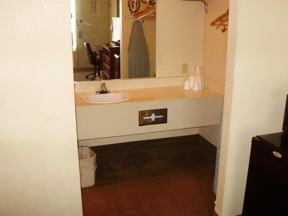 Trade Winds Central Inn photo 22