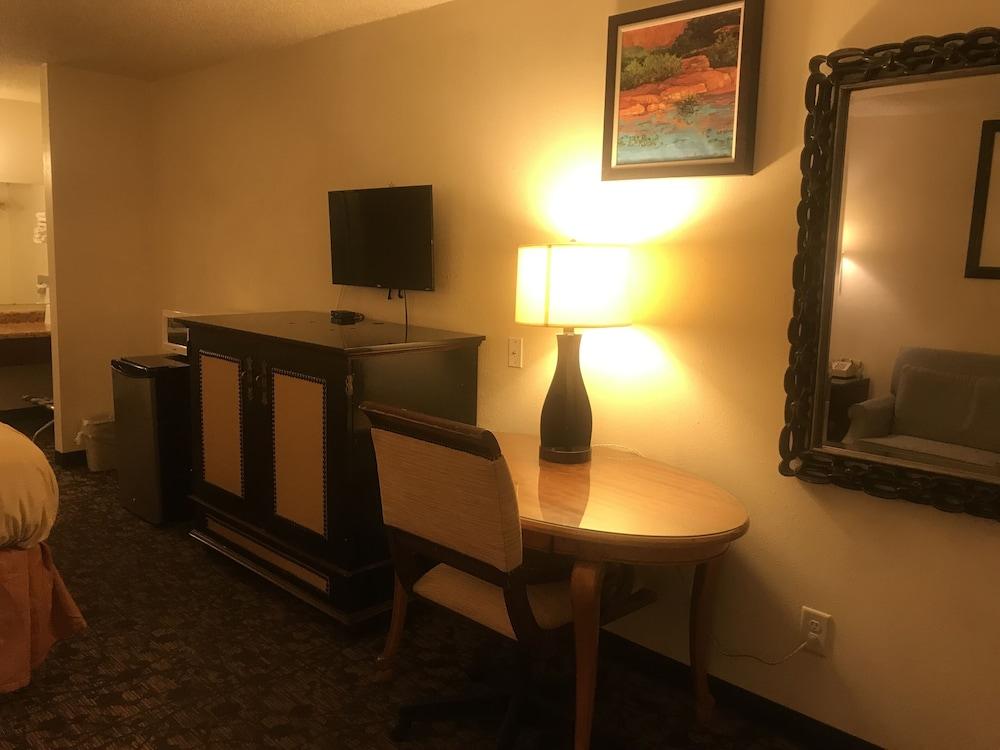 Travelers Inn & Suites photo 3