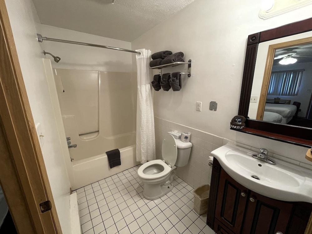 Lake Bluff Inn and Suites photo 62