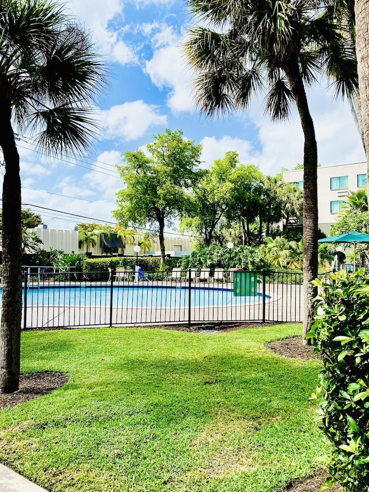 La Quinta Inn & Suites by Wyndham Ft Lauderdale Cypress Cr photo 36