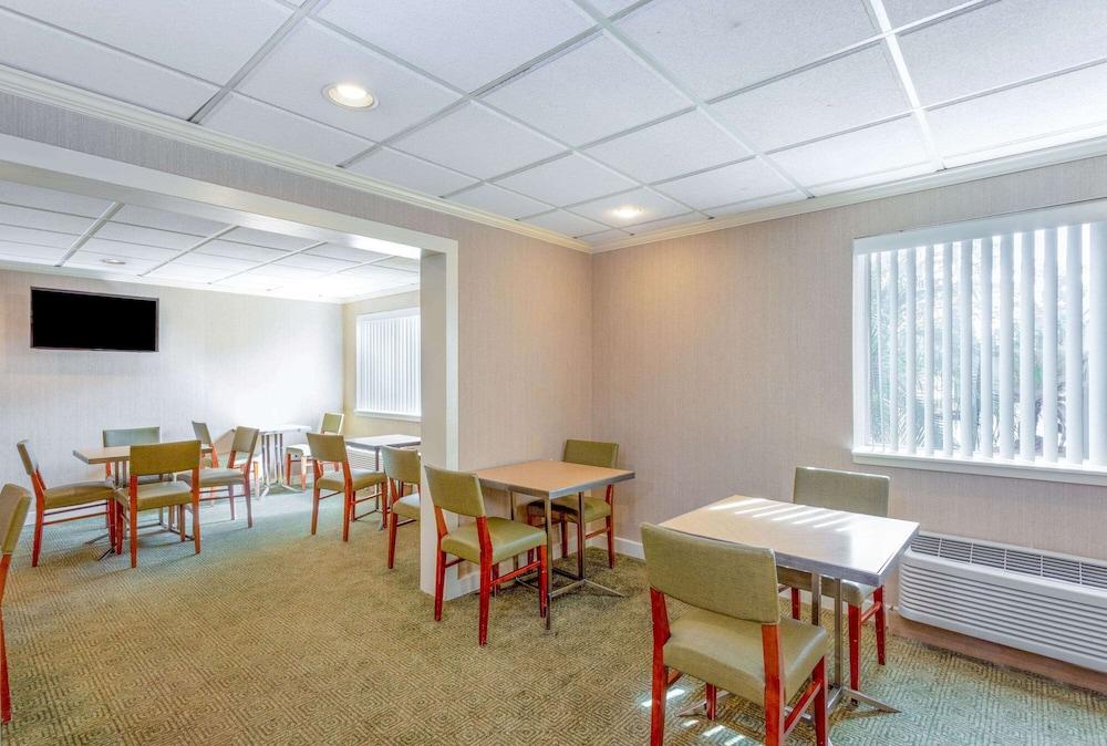 La Quinta Inn & Suites by Wyndham Jacksonville Mandarin photo 3