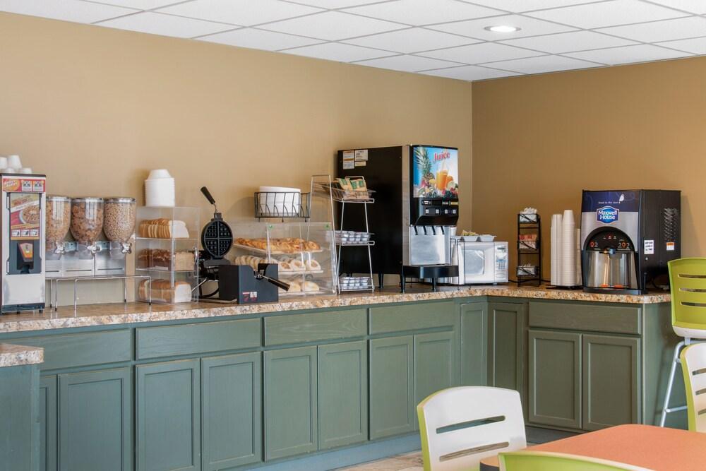 Econo Lodge Inn And Suites photo 11