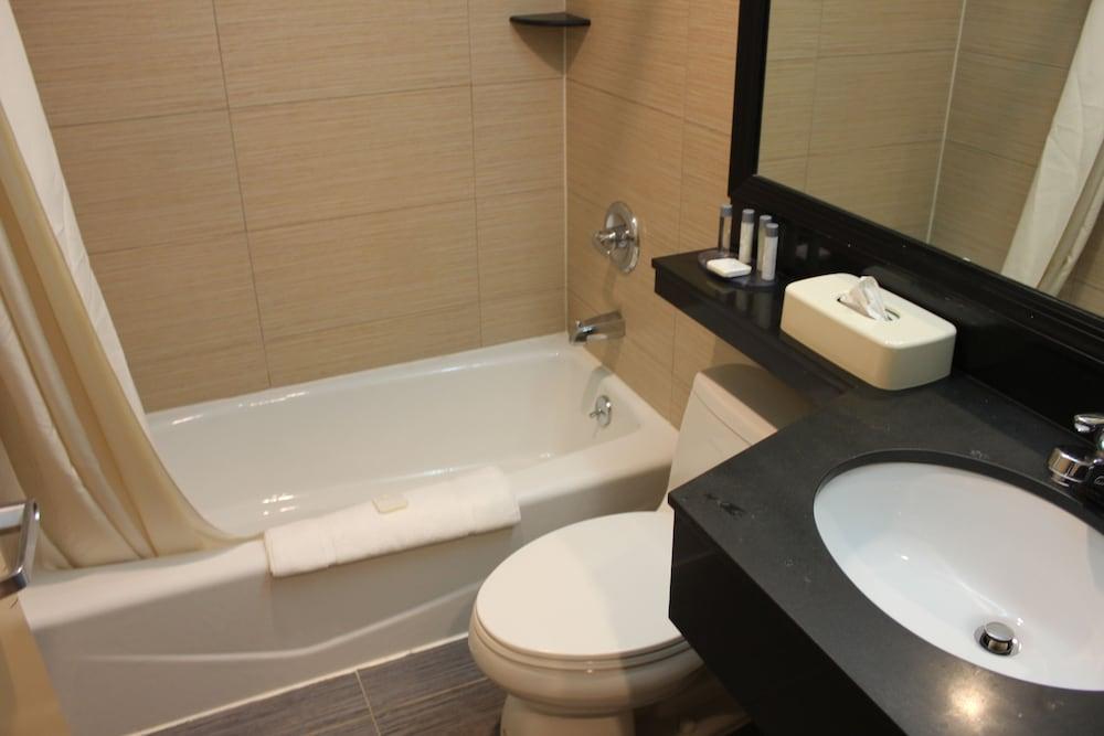 Bellerose Inn photo 22