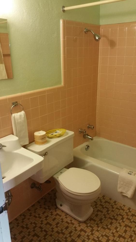 Budget Inn photo 6