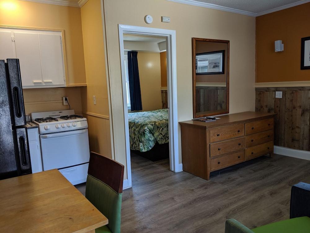Colonial Inn Motel photo 26