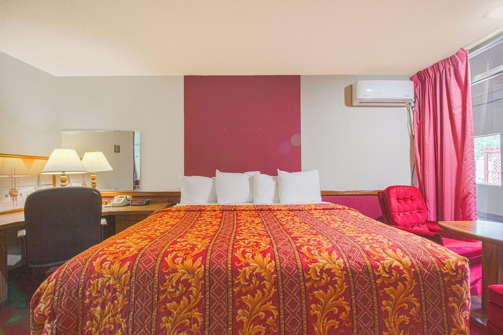 HomeTown Inn by OYO - Liberal, KS photo 56