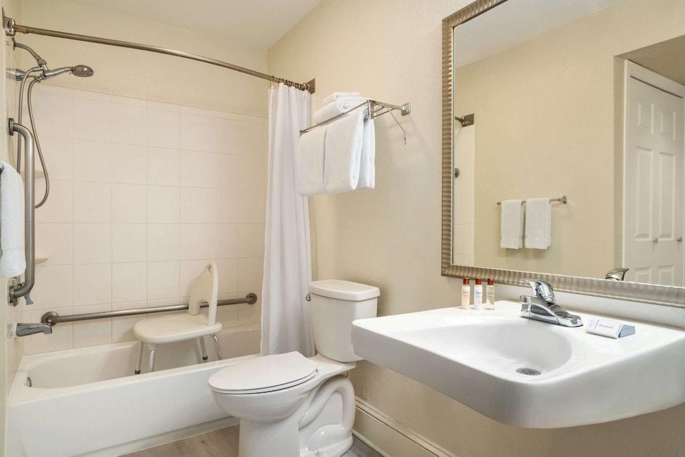 Hawthorn Suites by Wyndham Tinton Falls photo 13