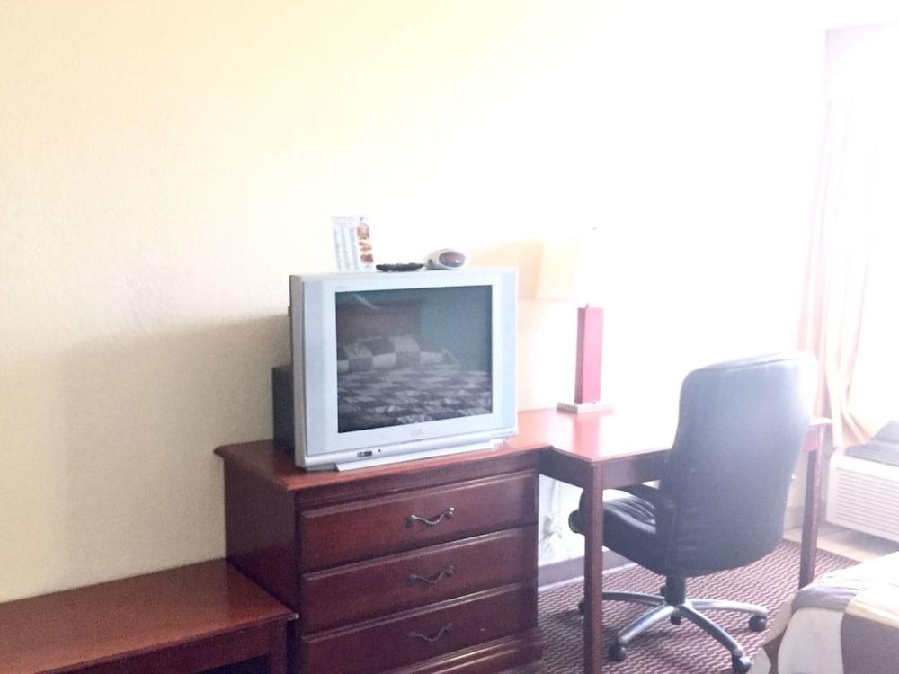Courtesy Inn photo 7