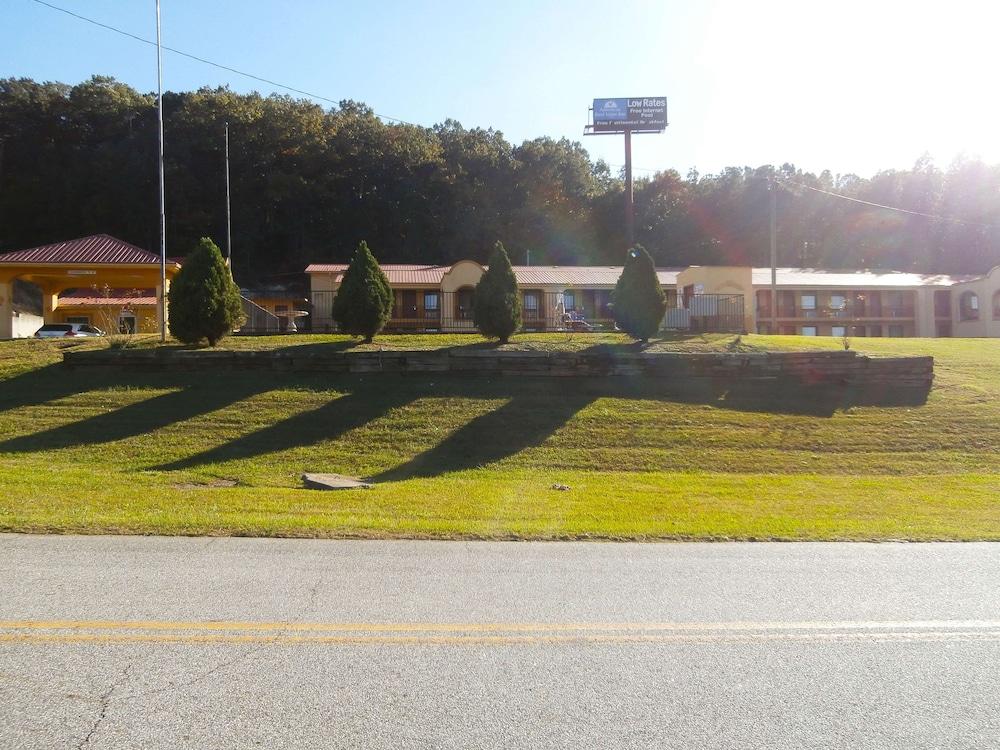 Rodeway Inn photo 12