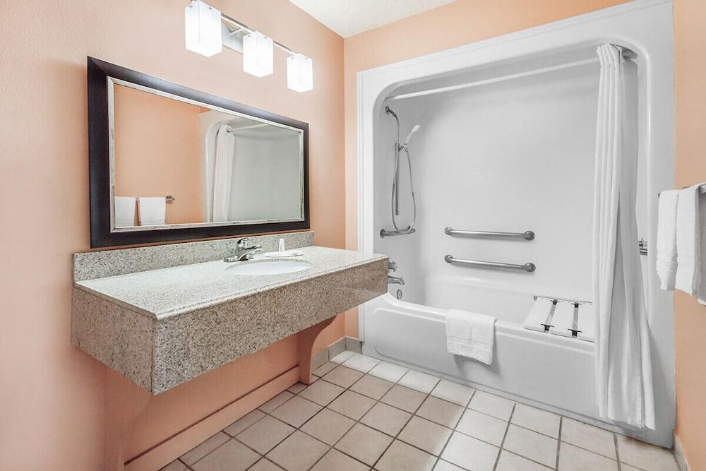 Premier Inn Palestine photo 13