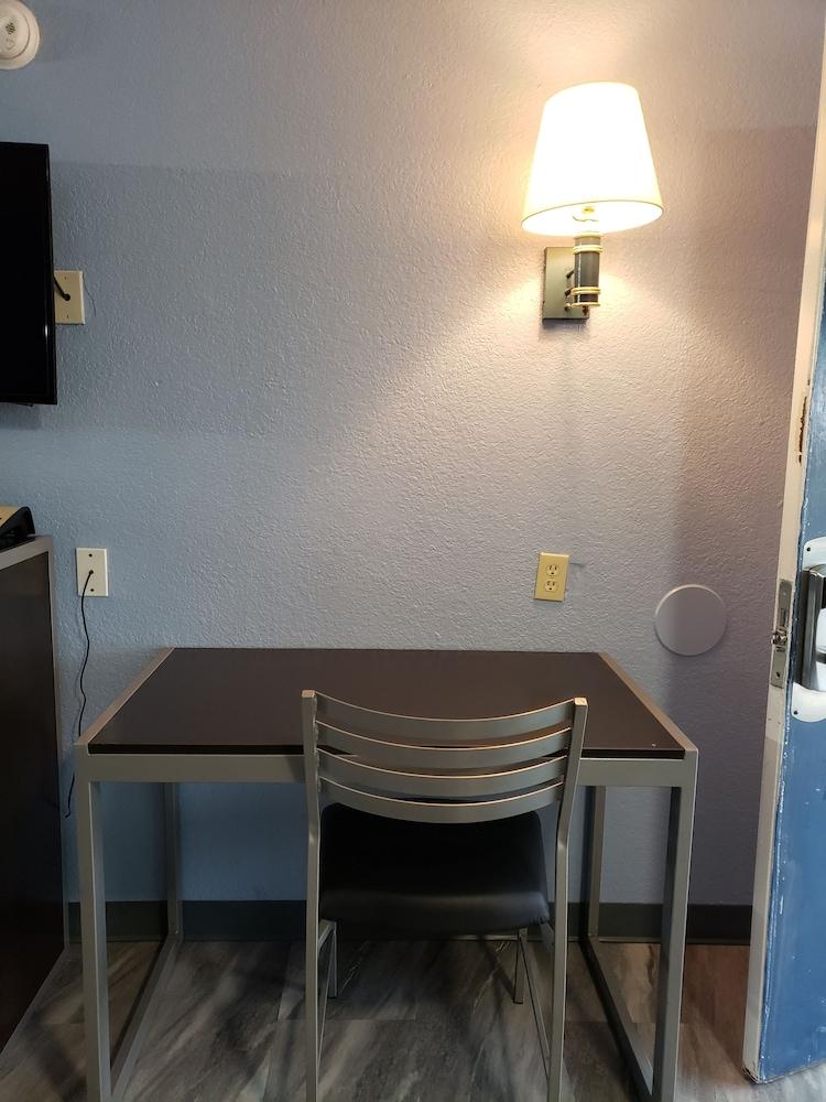 Regency Inn photo 9