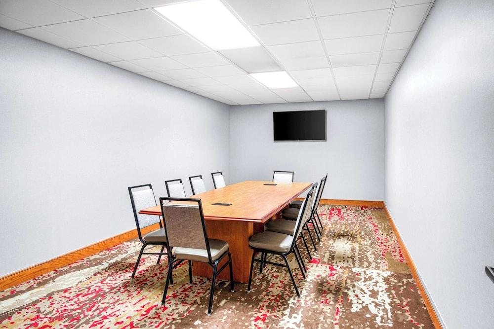 Hampton Inn Grand Rapids-North photo 18