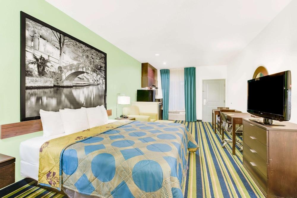 Super 8 by Wyndham Cotulla TX photo 3