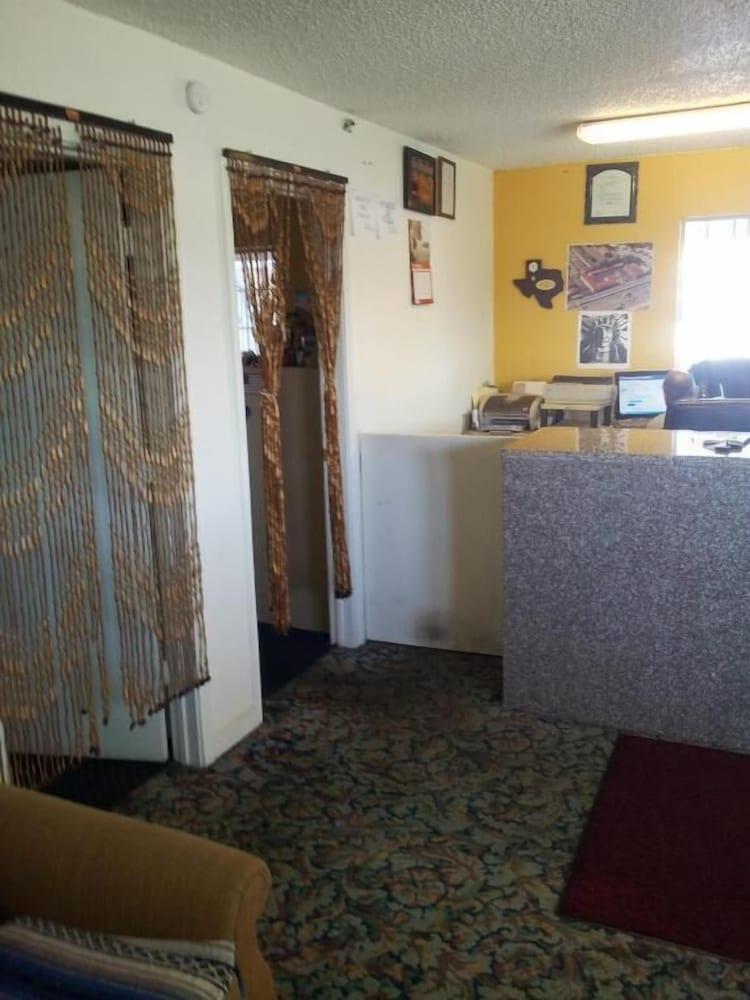 Deluxe Inn photo 17