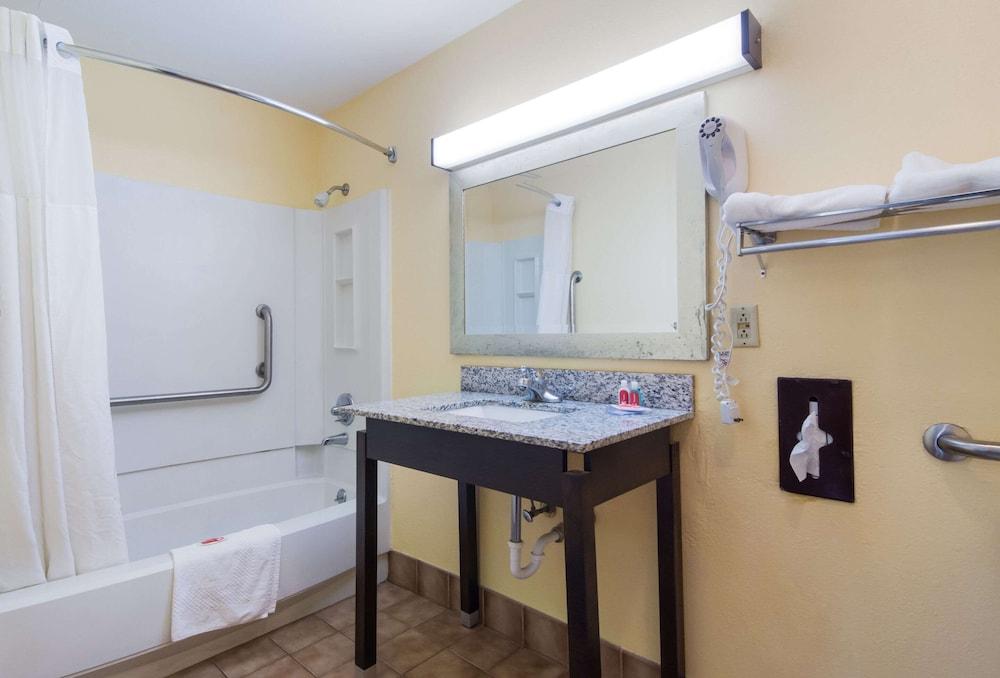 Econo Lodge Battleboro - Rocky Mount I-95 photo 21