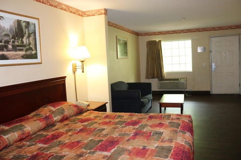 Magnolia Bay Hotel & Suites photo 3