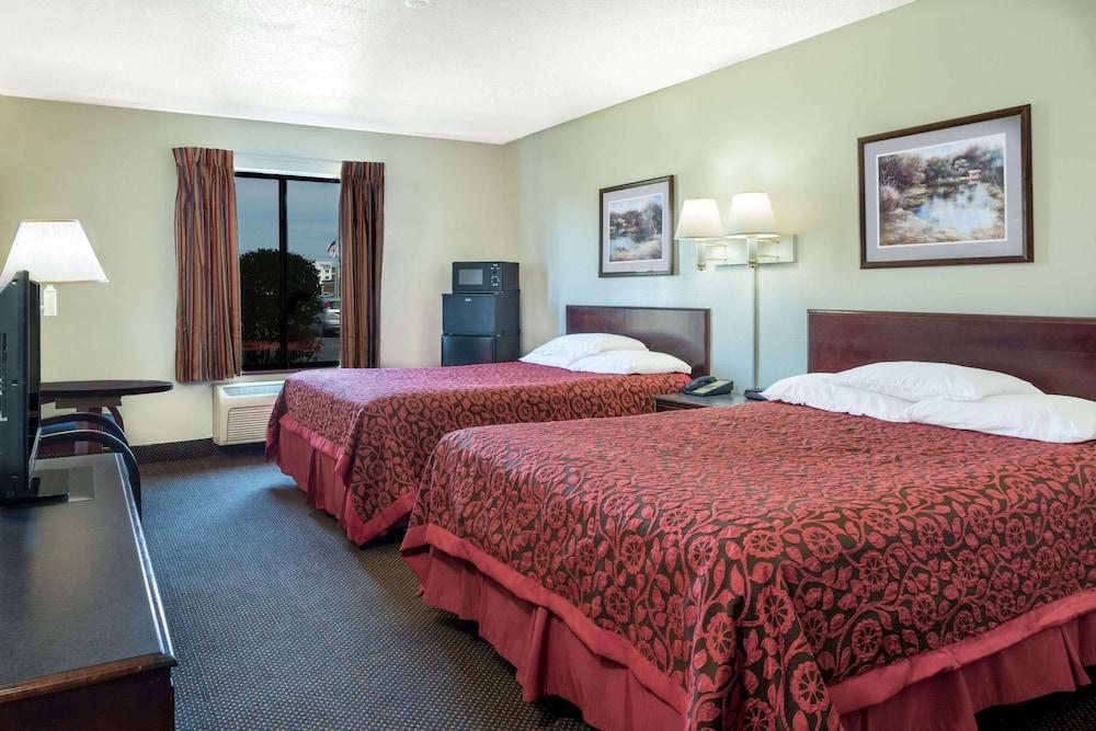 Days Inn by Wyndham Pontoon Beach photo 6