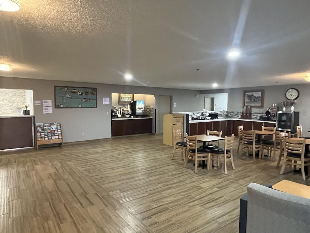 Days Inn & Suites by Wyndham Williamsburg IA North photo 46