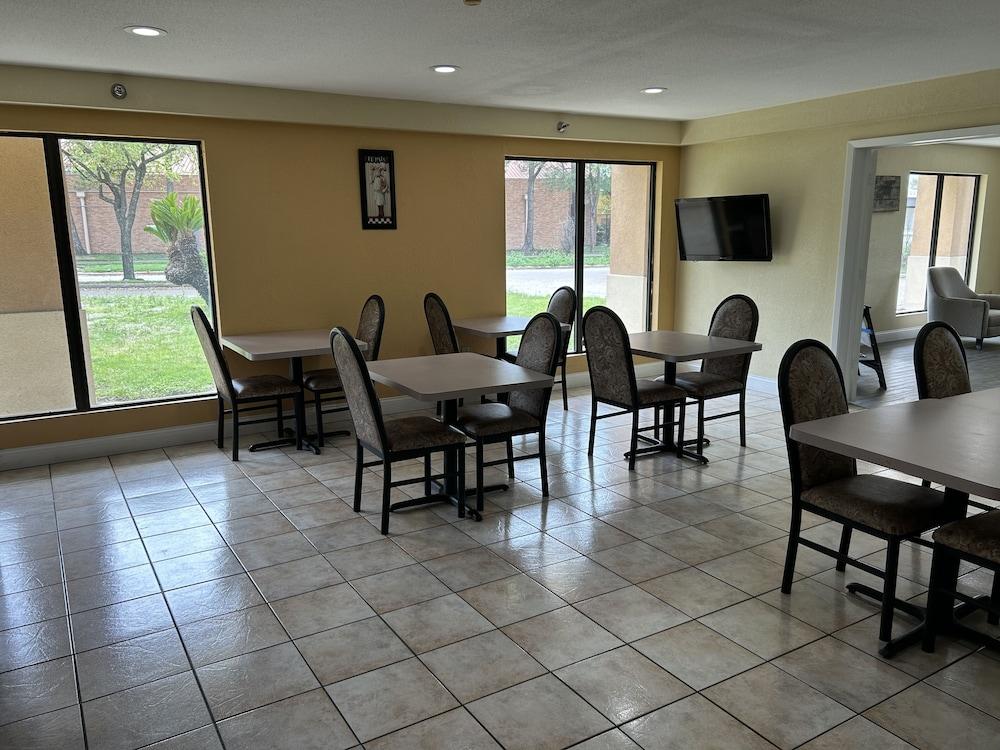 Rodeway Inn & Suites Highway 290 Northwest photo 11