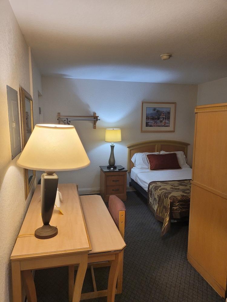 Queens Lodge Motel photo 13