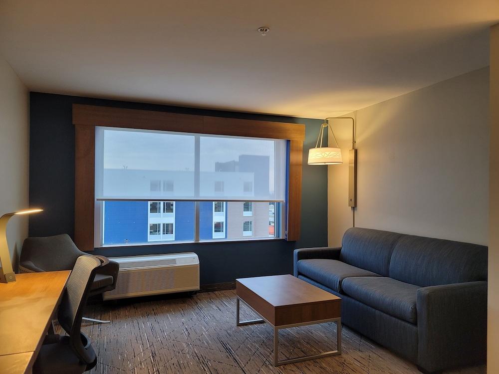 Holiday Inn Express & Suites Detroit Dearborn by IHG photo 16
