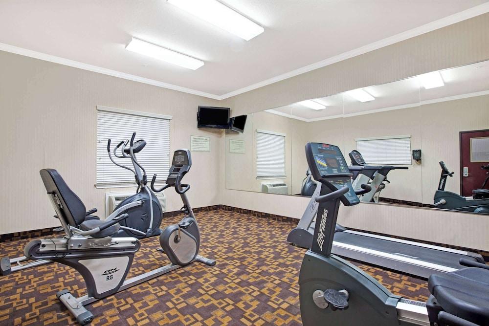 Super 8 by Wyndham IAH West/Greenspoint photo 47