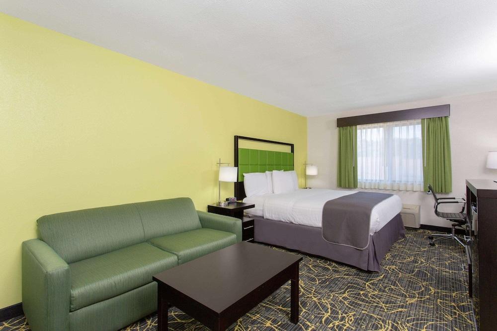 AmericInn by Wyndham Delafield-Waukesha-Milwaukee photo 37