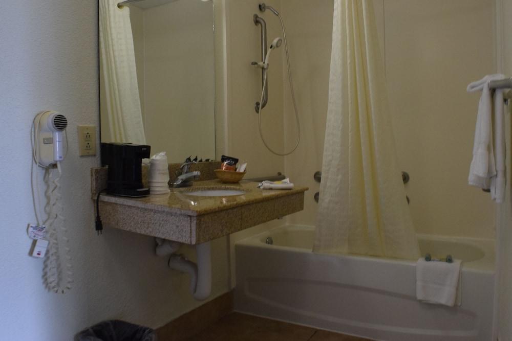 Ramada by Wyndham Savannah Gateway photo 20